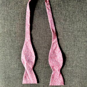 100% Silk Coral Themed Vineyard Vines Bowtie